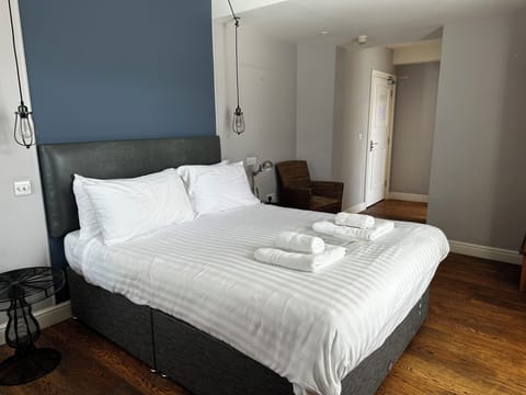 Standard Room, 1 King Bed | Egyptian cotton sheets, down comforters, iron/ironing board, free WiFi