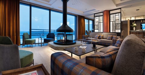 Lobby lounge