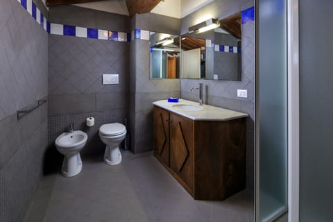 Superior Double Room | Bathroom | Shower, hair dryer, bidet