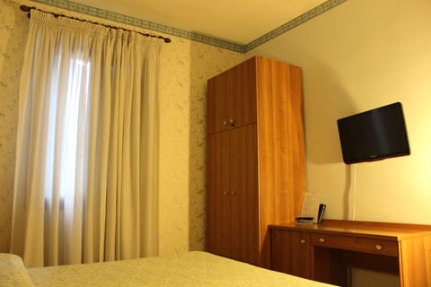 Double or Twin Room | Desk, soundproofing, free WiFi