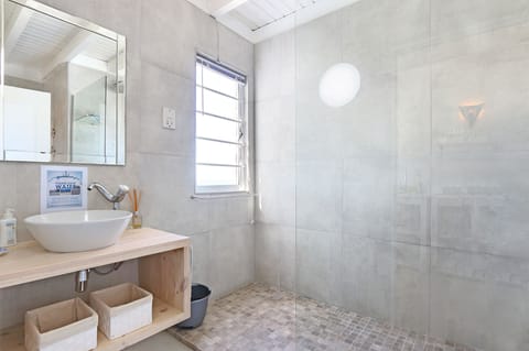 Studio with partial Sea View, Balcony | Bathroom | Shower, hair dryer, towels, soap