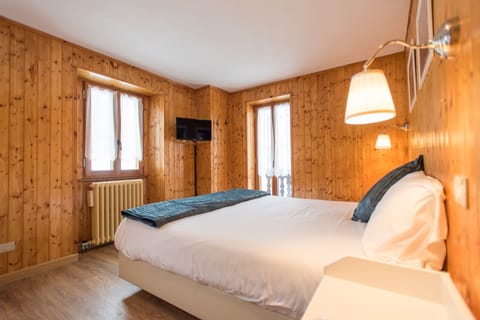 Superior Double Room, Mountain View | In-room safe, free WiFi, bed sheets