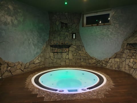 Indoor spa tub