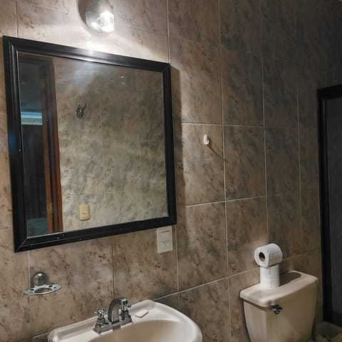 Shower, rainfall showerhead, free toiletries, towels