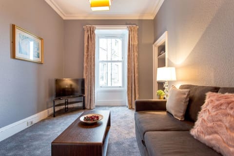 Apartment | Living room | 30-inch TV with satellite channels