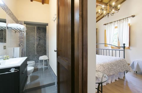 Premium Apartment | Bathroom | Shower, free toiletries, hair dryer, bidet