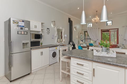 Deluxe House, 4 Bedrooms | Private kitchen | Electric kettle