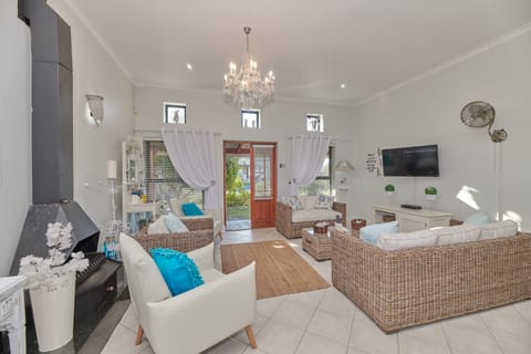 Premium bedding, in-room safe, individually decorated