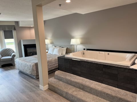 Deluxe Room, 1 Queen Bed, Kitchen (Spa Tub) | Desk, laptop workspace, soundproofing, free WiFi