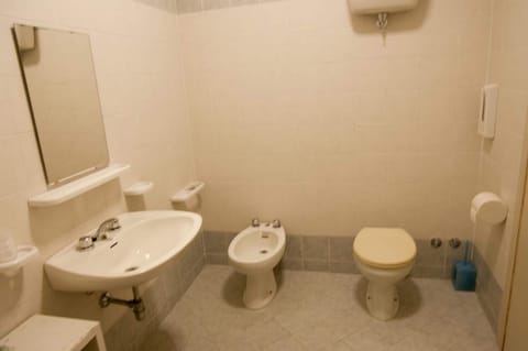 Rainfall showerhead, free toiletries, hair dryer, towels