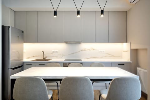 Superior Apartment, 4 Bedrooms, Balcony | In-room dining