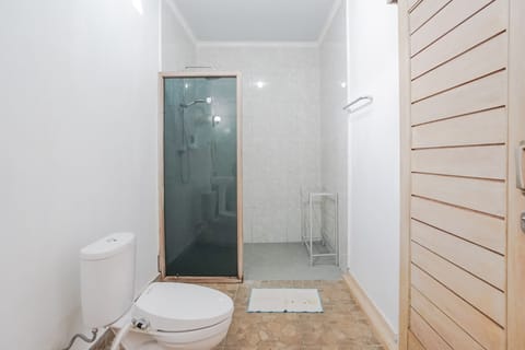 Standard Room | Bathroom | Shower, slippers, towels