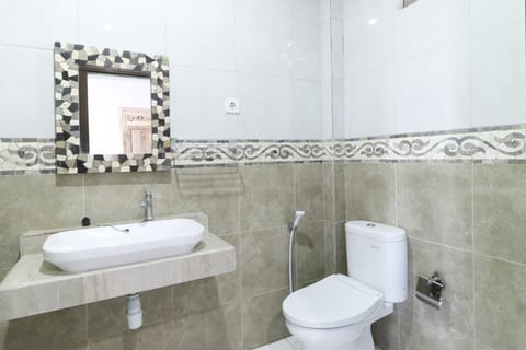 Deluxe Room | Bathroom | Shower, towels