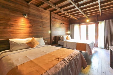 Standard Twin Room for 4 pax | Laptop workspace, free WiFi