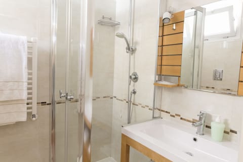 Standard Triple Room | Bathroom | Shower, free toiletries, hair dryer, bidet