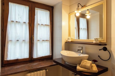 Classic Double or Twin Room | Bathroom | Shower, hair dryer, bidet, towels