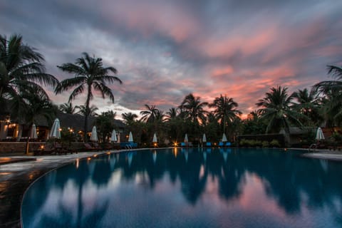 Outdoor pool, pool umbrellas, sun loungers
