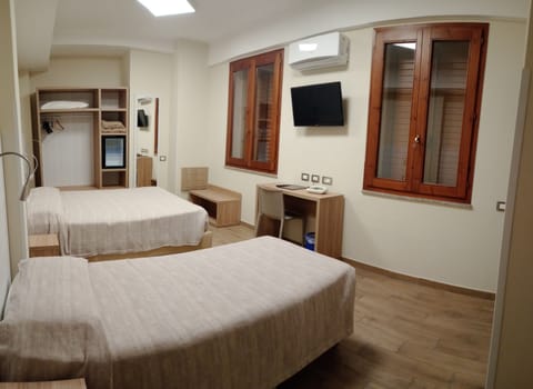 Desk, soundproofing, free WiFi, bed sheets