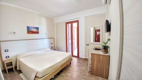 Deluxe Double or Twin Room | Desk, soundproofing, free WiFi, bed sheets