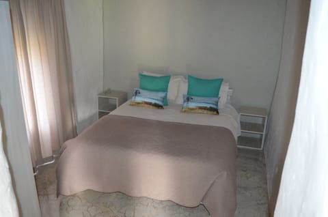 Standard Cottage (Isak se Plek) | Minibar, bed sheets