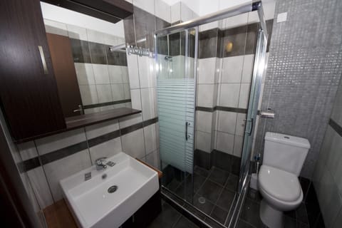 Family Studio, Garden View | Bathroom | Combined shower/tub, hair dryer, towels