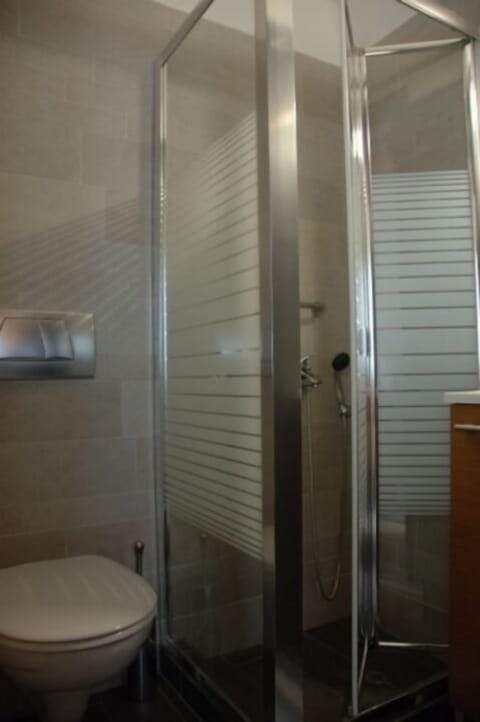 Deluxe Single Room, 1 Large Twin Bed, Non Smoking, Mountain View | Bathroom | Shower, free toiletries, hair dryer, towels