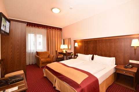 Standard Double Room | In-room safe, blackout drapes, soundproofing, iron/ironing board