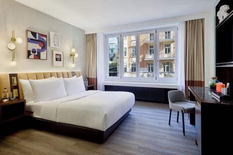 Deluxe Room, 1 King Bed | Premium bedding, minibar, in-room safe, desk