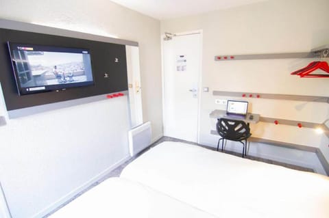 Twin Room | Desk, blackout drapes, free cribs/infant beds, rollaway beds