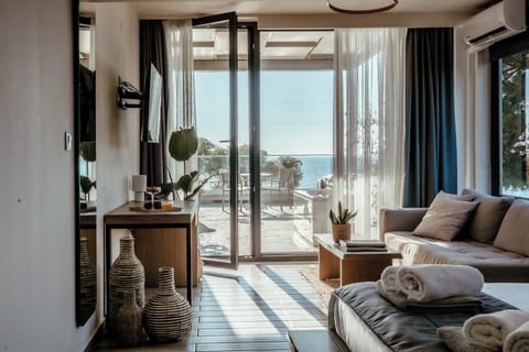 Elegant Suite with Sea View and Hot tub | In-room safe, desk, soundproofing, free WiFi