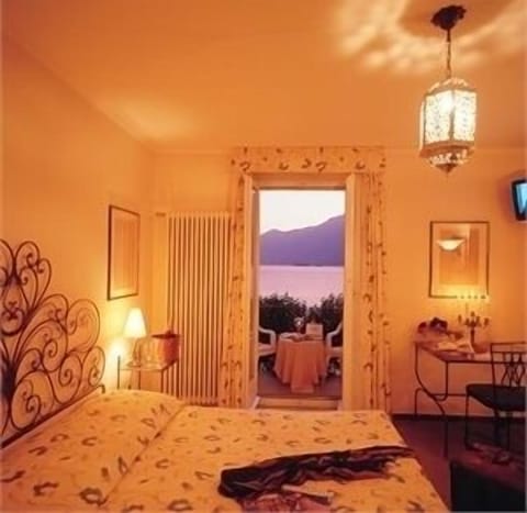 Single Room, Lake View | Minibar, in-room safe, individually decorated, individually furnished