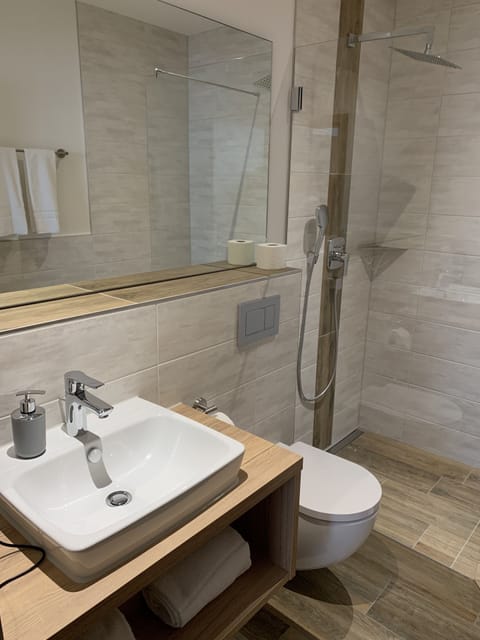 Double Room | Bathroom | Shower, rainfall showerhead, hair dryer, heated floors