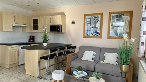 Superior Studio | Living area | 50-cm flat-screen TV with cable channels, TV