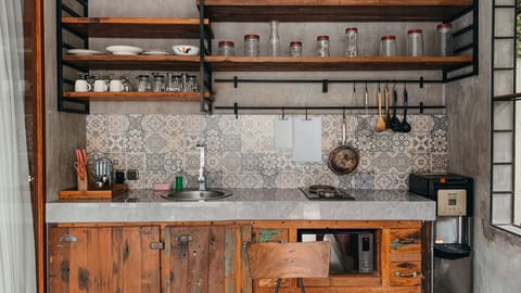 Deluxe Villa, 1 King Bed | Private kitchen | Mini-fridge, microwave, stovetop, dishwasher