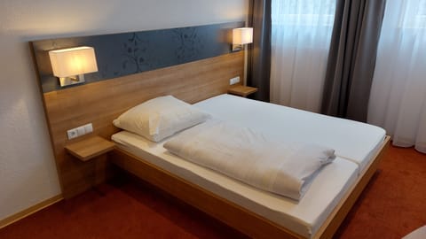 Business Double Room, Balcony | Laptop workspace, soundproofing, iron/ironing board, free WiFi