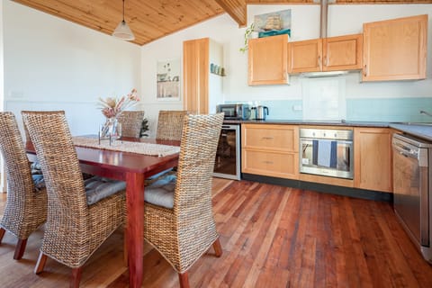 House, 1 Bedroom | Private kitchen | Full-size fridge, microwave, oven, stovetop