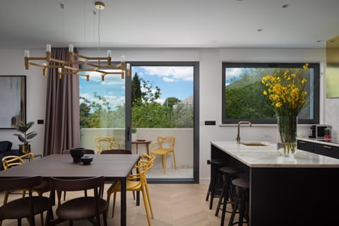 Full-size fridge, microwave, oven, stovetop