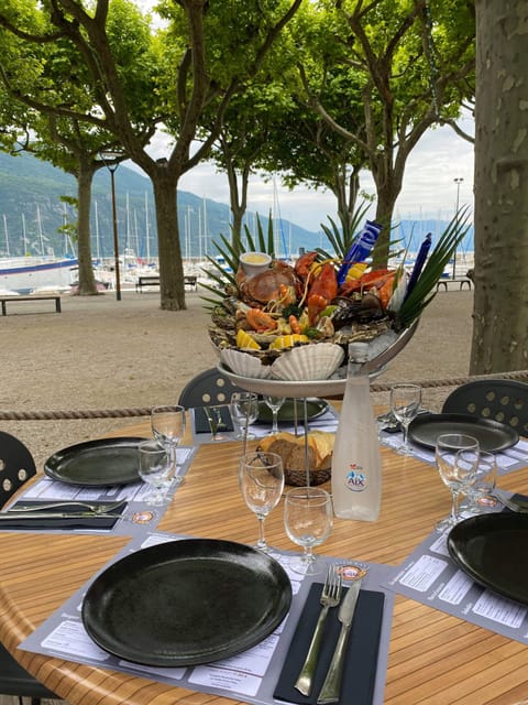 2 restaurants, lunch, dinner served; seafood