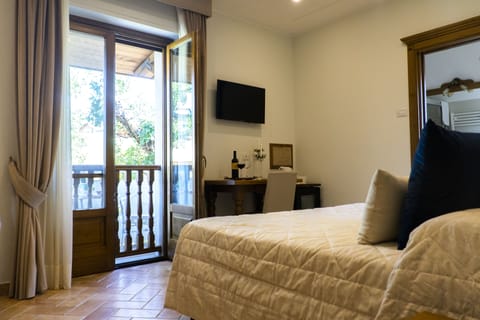 Comfort Double Room | Minibar, in-room safe, desk, laptop workspace