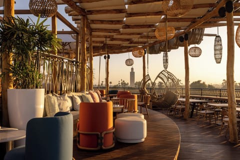 3 restaurants; breakfast, lunch, and dinner served