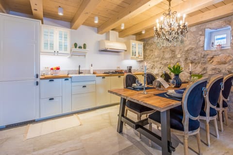 Private kitchen | Fridge, microwave, stovetop, dishwasher