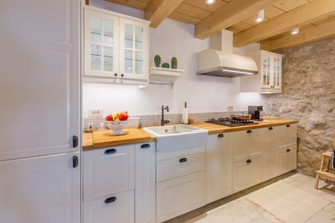 Private kitchen | Fridge, microwave, stovetop, dishwasher