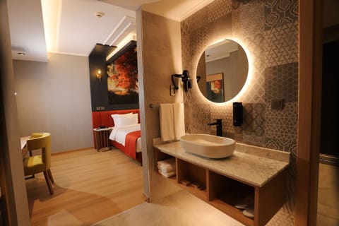 Standard Double Room | Minibar, in-room safe, individually decorated, individually furnished