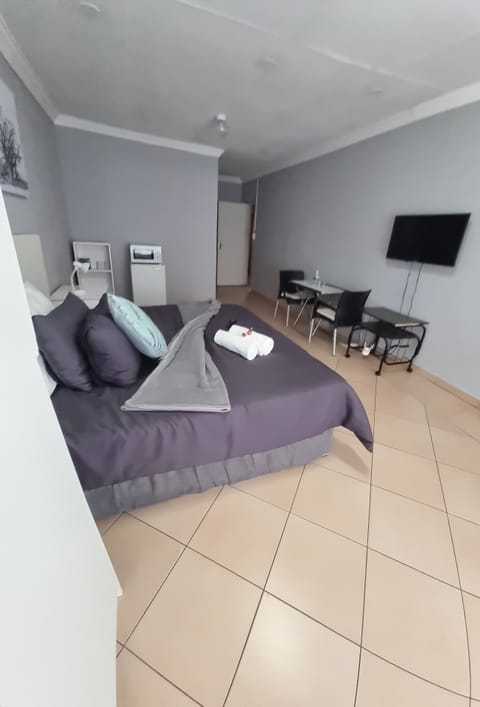 Deluxe Suite, 1 Double Bed | Desk, laptop workspace, iron/ironing board, free WiFi