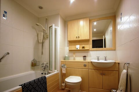 Apartment, 2 Bedrooms | Bathroom | Towels