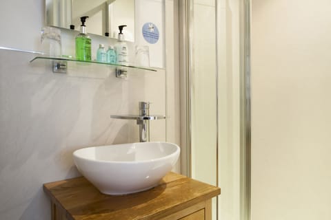 Standard Twin Room, Ensuite | Bathroom | Free toiletries, hair dryer, towels