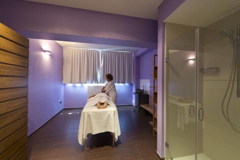 Sauna, hot tub, steam room, body treatments, hot stone massages