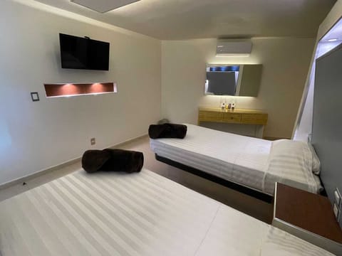 Twin Room | Bathroom | Free toiletries, towels, soap, shampoo