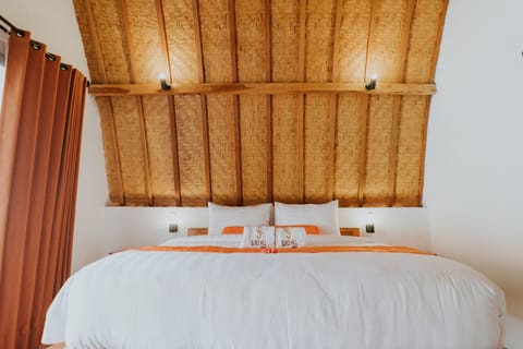 Premium bedding, pillowtop beds, minibar, in-room safe