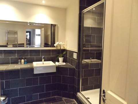Superior Double Room, Ensuite (Room 2) | Bathroom | Towels